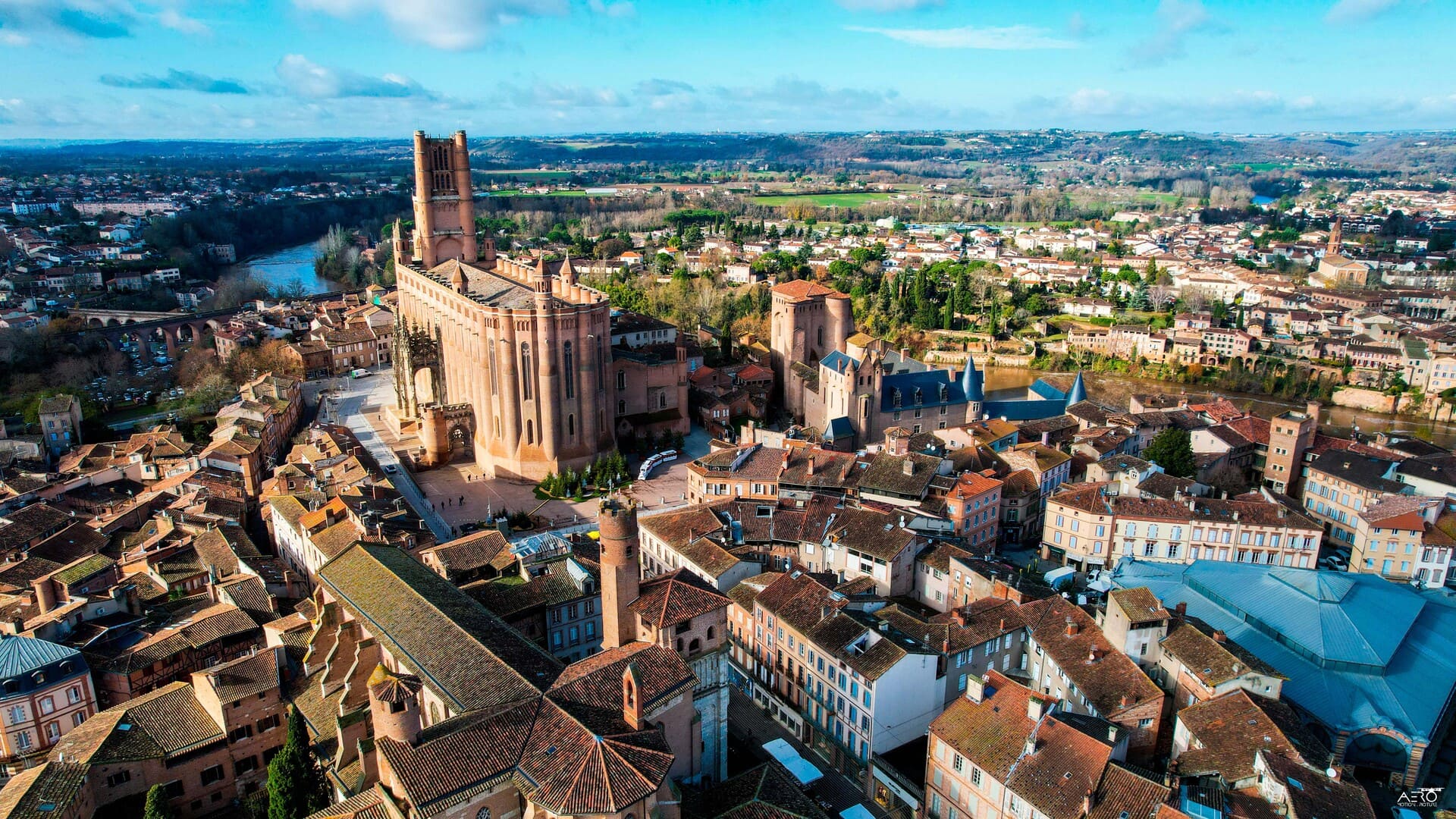 Survol d'Albi et du périmètre inscrit au Patrimoine mondial : par dessus les toits la cathédrale, la collégiale Saint-Salvi, le palais de la BErbie, la halle du marché couvert
