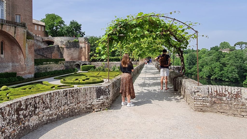 Panoramic walk in the gardens of the Palace in Albi