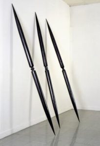 Thierry Boyer, Senza titolo, 1994, acciaio, legno carbonizzato. H.260 cm x Diam. 9 cm. Foto Marc Boyer