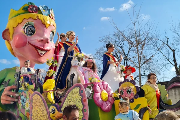 Albi – Karneval in Albi und Parade mit monumentalen Festwagen