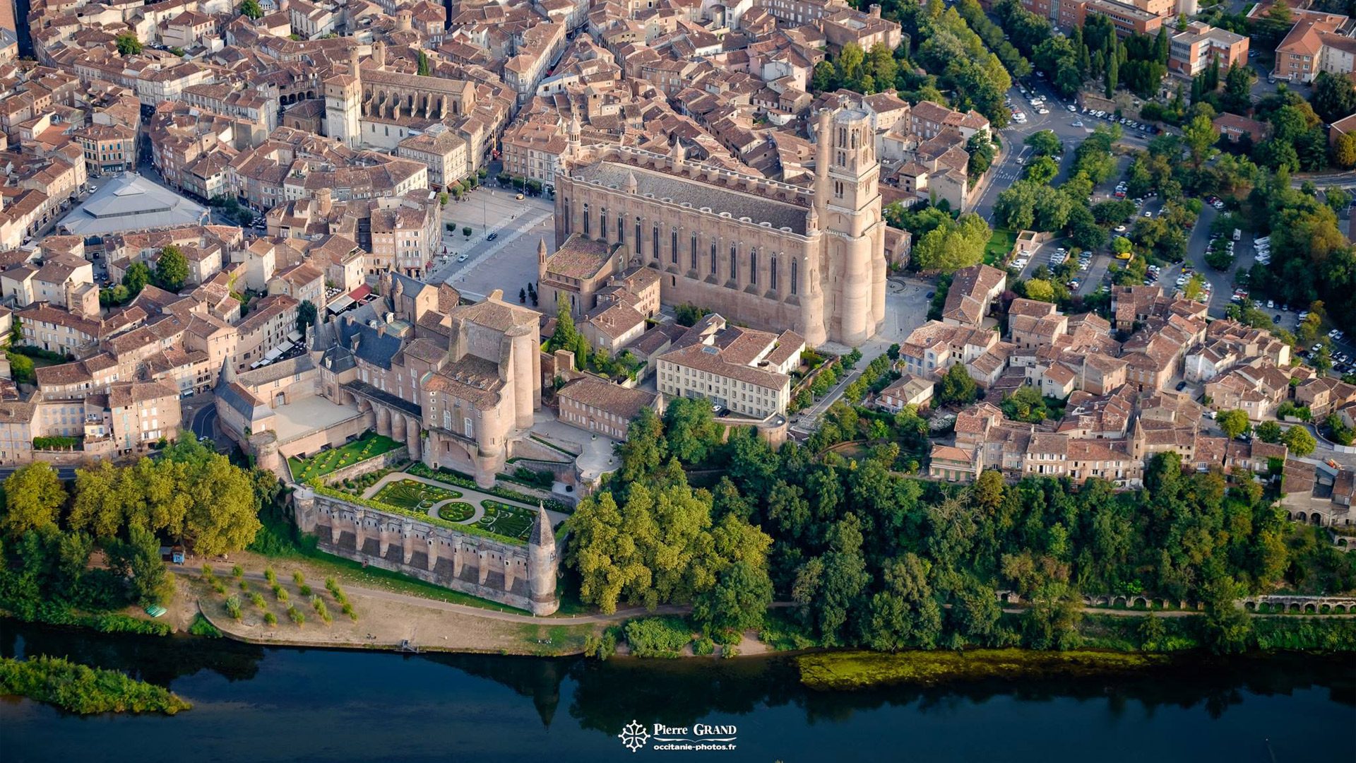 Albi - luchtfoto van de bisschoppelijke stad en de rivier