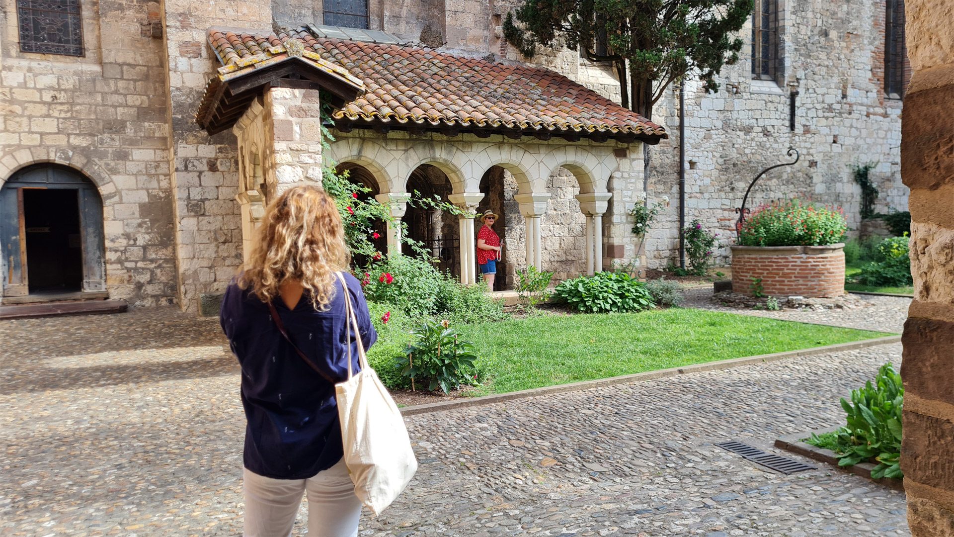 参事会聖サルヴィのアルビとその回廊。 サント セシル大聖堂と歩行者通りに近い安らぎの楽園。