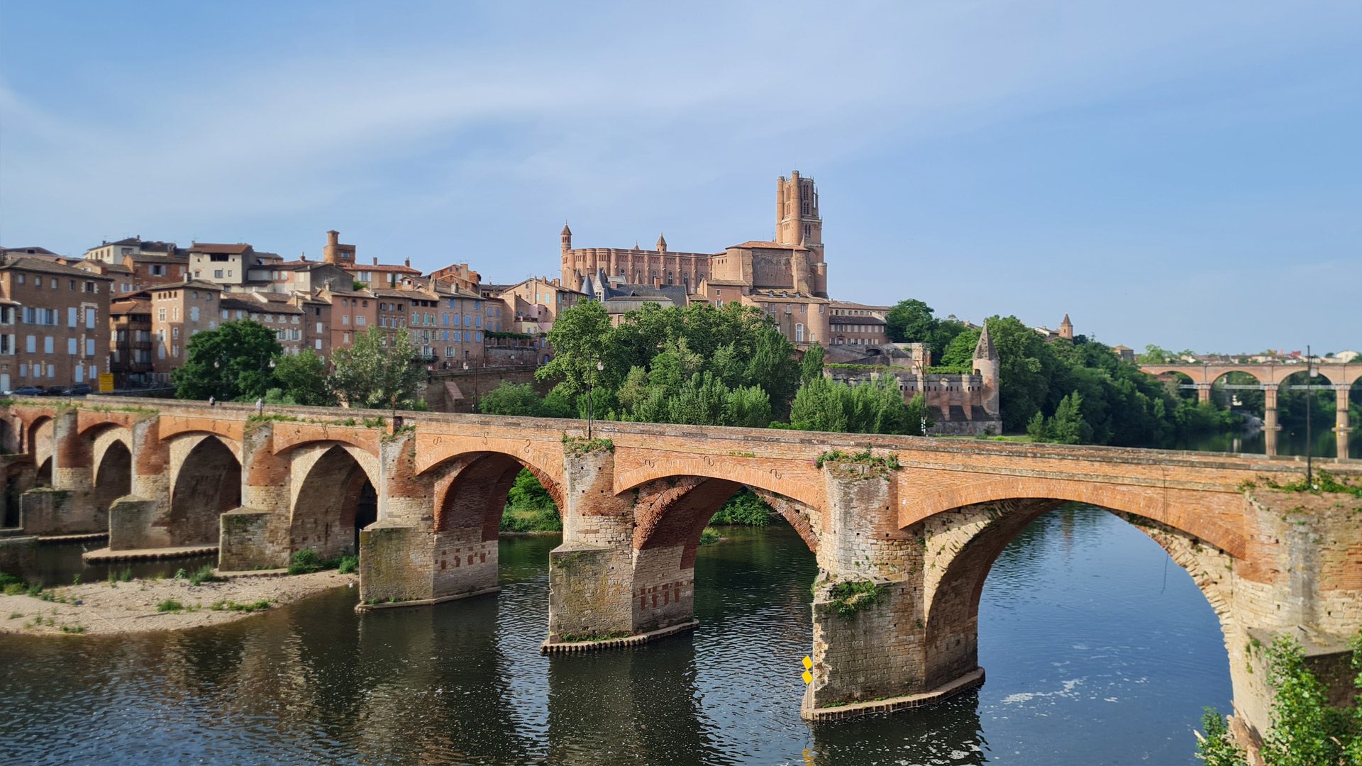 Albi, the old bridge - panoramic view of the episcopal group