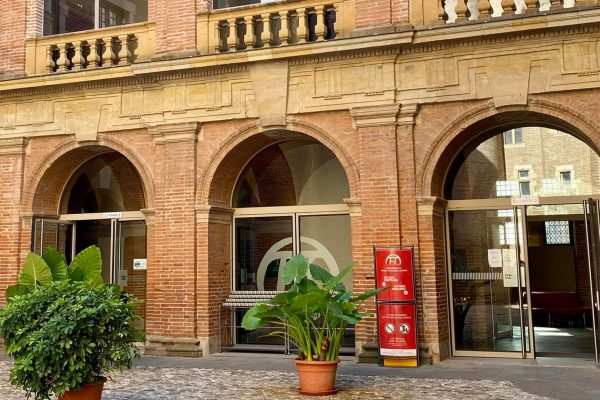 Albi het Toulouse-Lautrec museum, ingang via de grote binnenplaats van het Palais de la Berbie