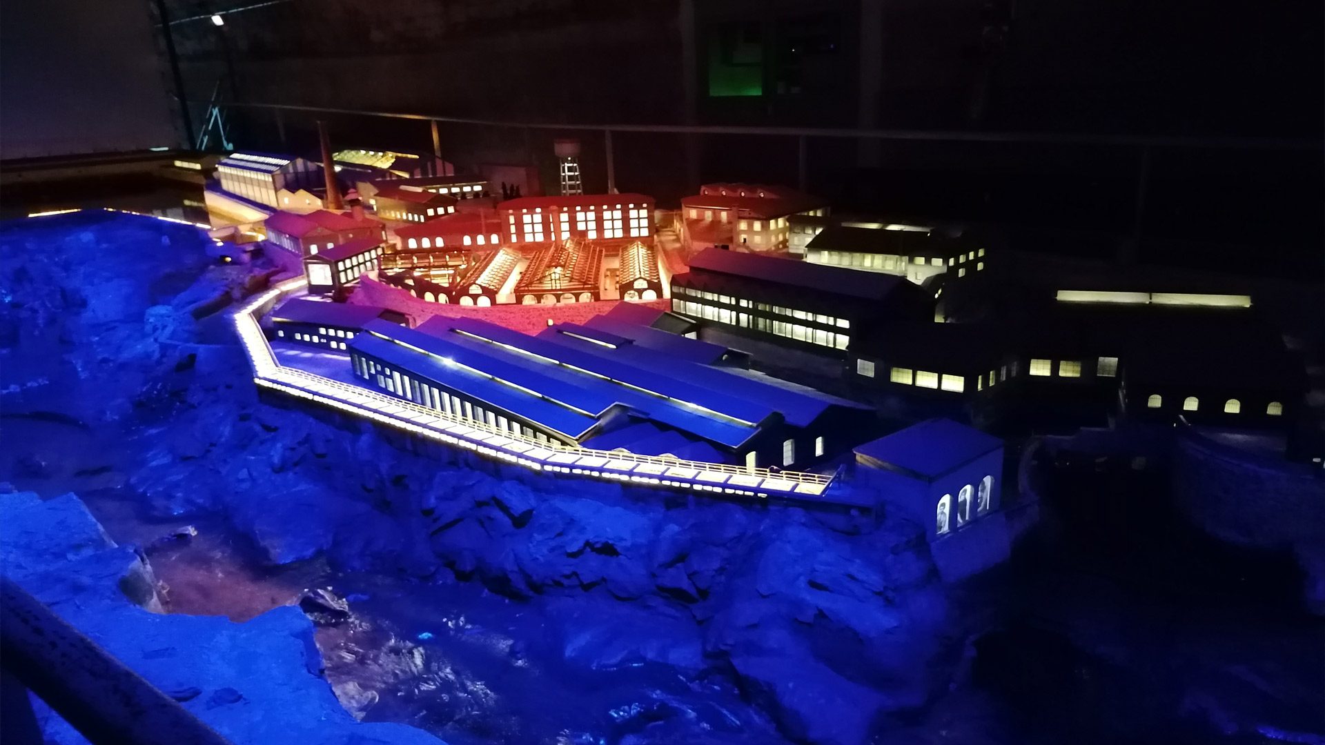 Das Museum Saut du Tarn - Saint Juéry - das Modell des Kraftwerks, eine Ton- und Lichtshow, die während des Besuchs angeboten wird
