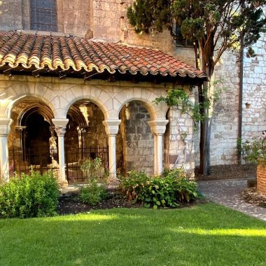 Albi het klooster van de collegiale kerk Saint-Salvi, baksteen en witte steen tekenen de architecturale evolutie van het gebouw