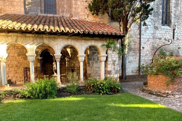 Albi el claustro de la colegiata de Saint-Salvi, el ladrillo y la piedra blanca marcan la evolución arquitectónica del edificio