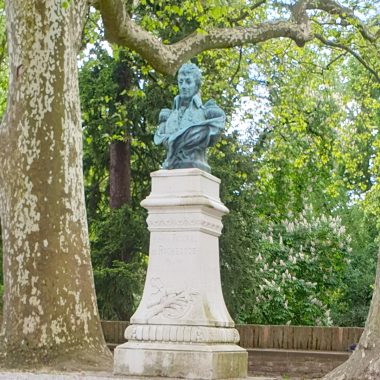 Albi Rochegude Park, Statue von Admiral Paschal de Rochegude, die den Park schmückt