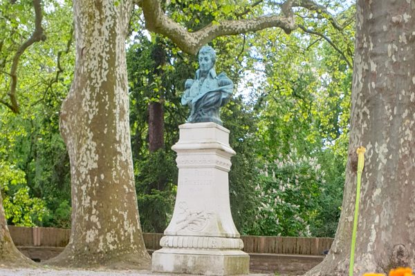 Parc d'Albi Rochegude, estàtua de l'almirall Pascual de Rochegude que adorna el parc
