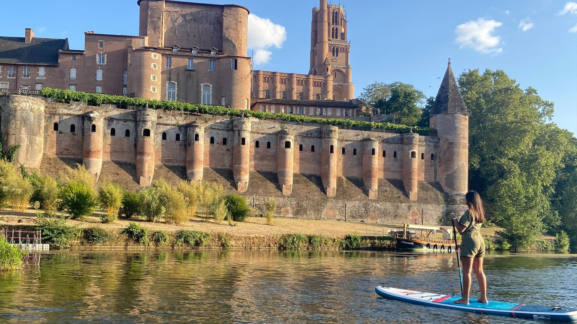 Albi The banks of the Tarn, at the foot of the Pont-vieux, stroll and hike on the Echappée Verte, relaxation on the terrace of the summer guiguette, mini-cruise in a barge on the Tarn, paddle activity, in short Albi Otherwise from the river