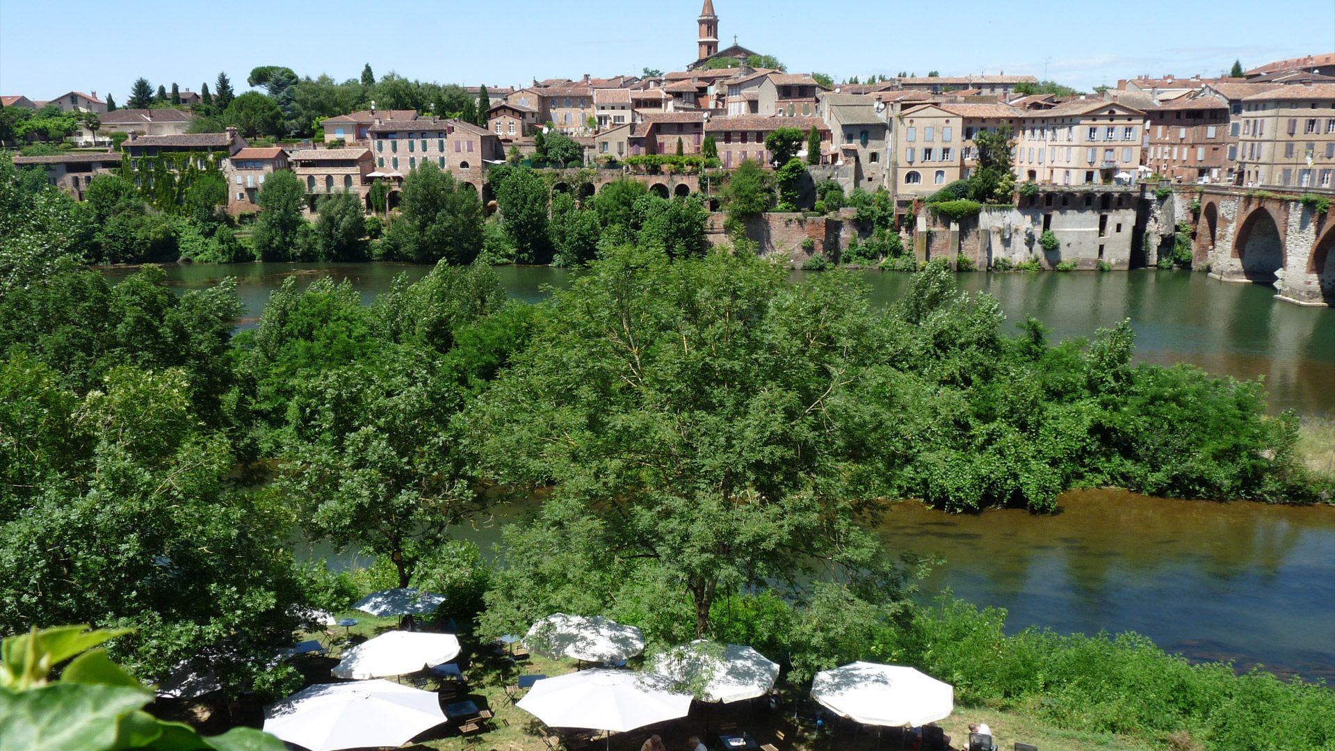 Albi The banks of the Tarn, at the foot of the Pont-vieux, stroll and hike on the Echappée Verte, relaxation on the terrace of the summer guiguette, mini-cruise in a barge on the Tarn