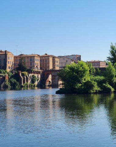 Albi the banks of the Tarn, place for walks, picnics, boarding the barges - View of the Madeleine district from the river and the barge pontoon