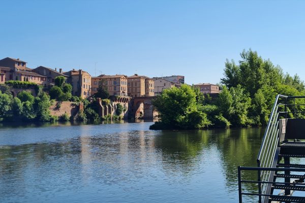 Albi the banks of the Tarn, place for walks, picnics, boarding the barges - View of the Madeleine district from the river and the barge pontoon