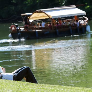 阿爾比，一個與自然、綠地、河流相連的城市 - 在這裡在塔恩河畔放鬆身心，在陽光明媚的日子裡乘坐駁船遊覽塔恩河