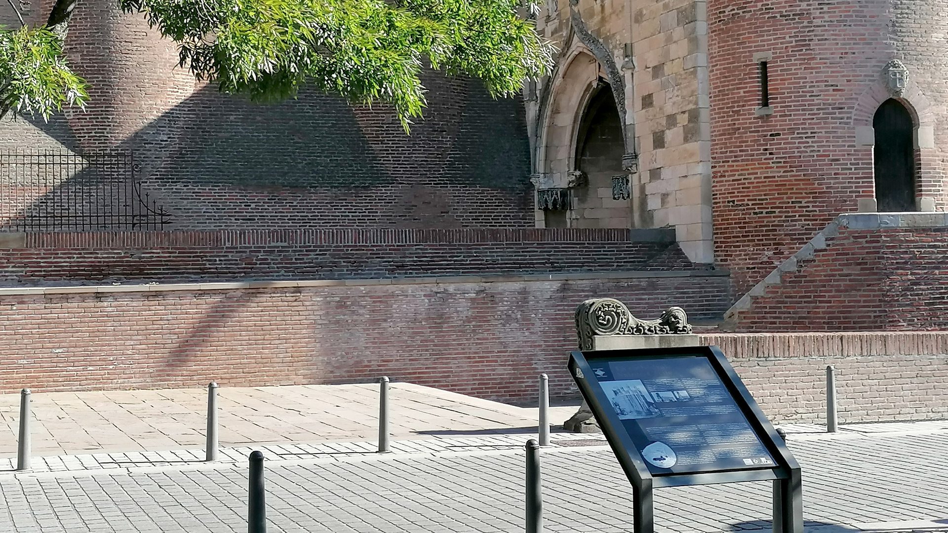 アルビの 3 つのマーク付き遺産ルート。ここでは、サント セシル大聖堂の門の前にある説明パネル