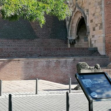 3 marked heritage routes in Albi, here an explanatory panel in front of the gate of Sainte-Cécile cathedral