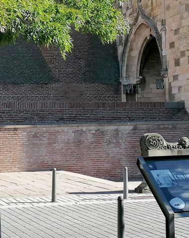 3 Itinéraires balisés du patrimoine à Albi, ici un panneau explicatif devant le portail de la cathédrale Sainte-Cécile