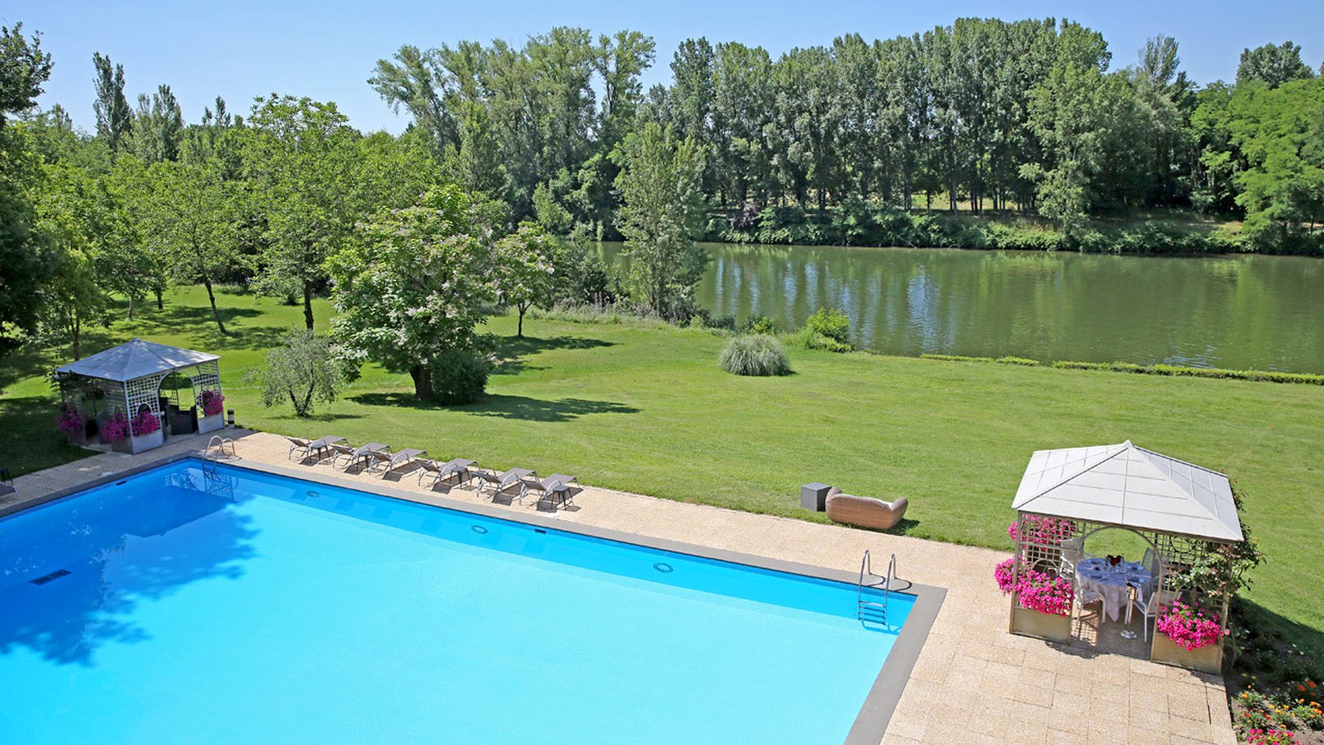 Stay in a hotel in Albi, on the banks of the Tarn