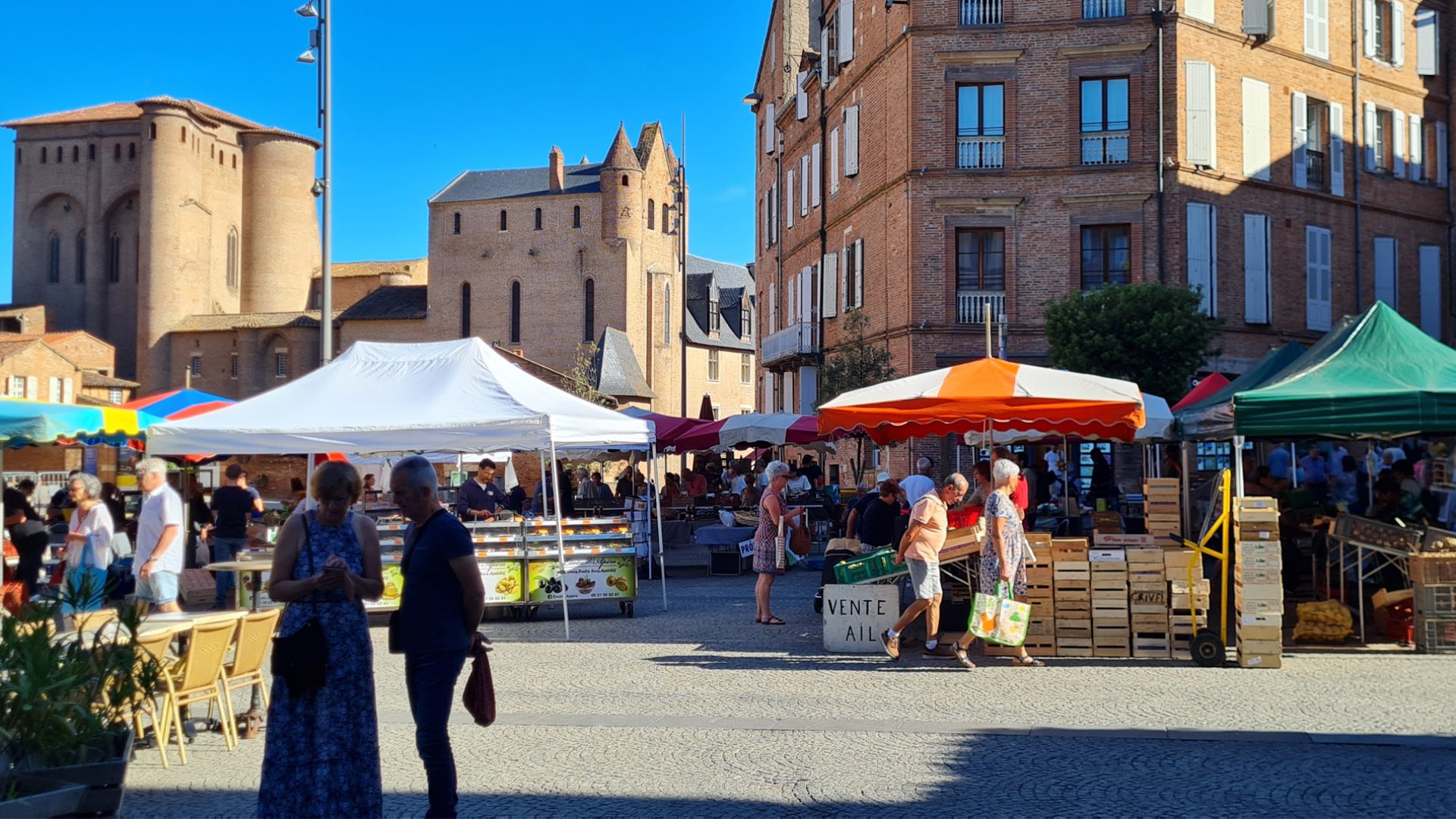 Mercats a Albi - mercat a l'aire lliure a la plaça Sainte Cécile