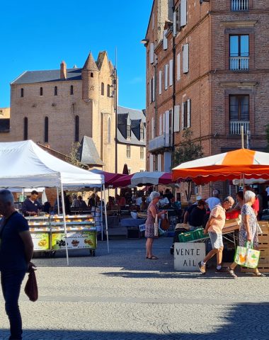 Mercats a Albi - mercat a l'aire lliure a la plaça Sainte Cécile
