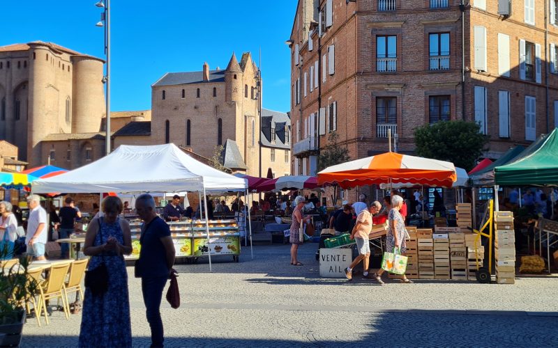 Mercati ad Albi - mercato all'aperto in Place Sainte Cécile