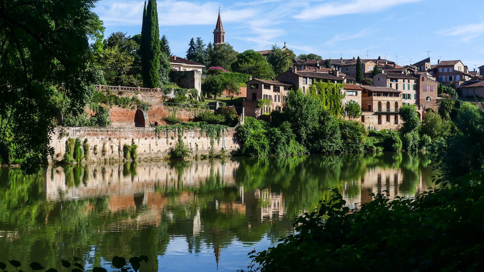 Come to Albi, visit the Episcopal City from one bank to the other of the Tarn
